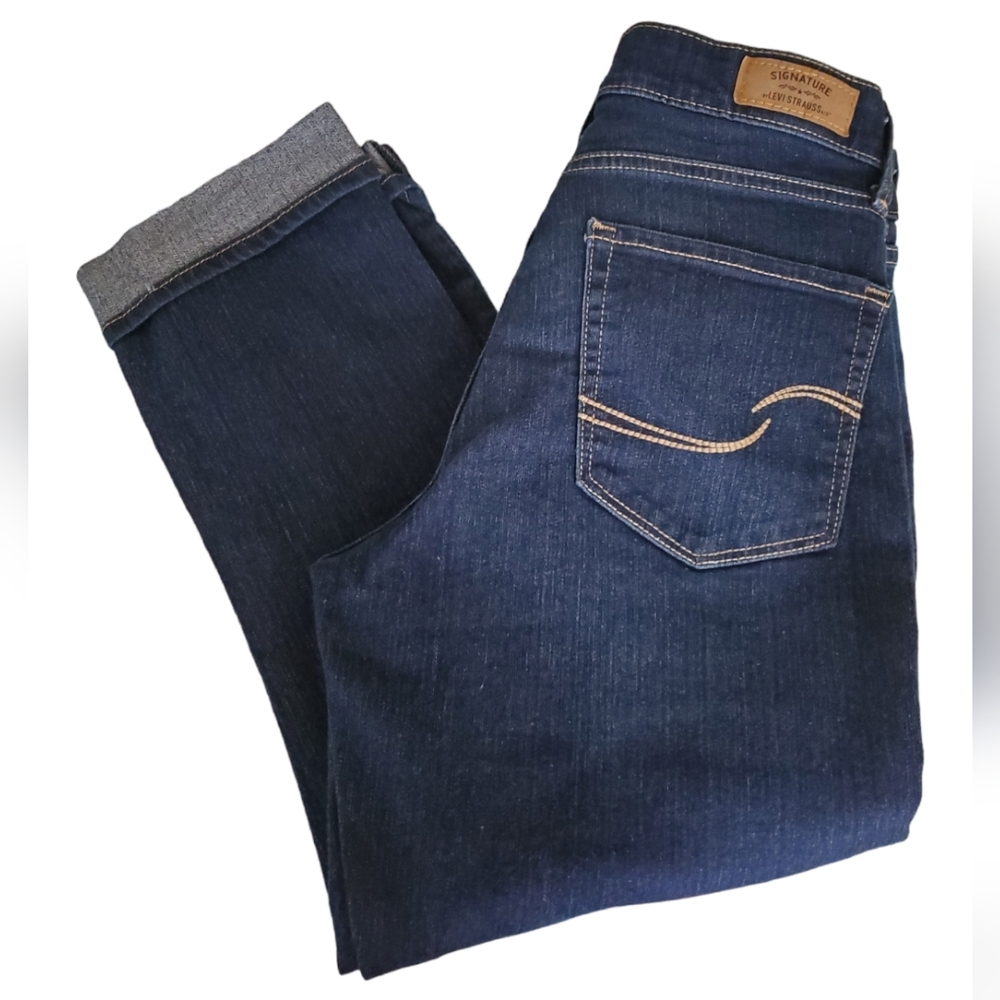 Signature by Levi Strauss & Co. Women's Moder Capri jeans. Size 27
